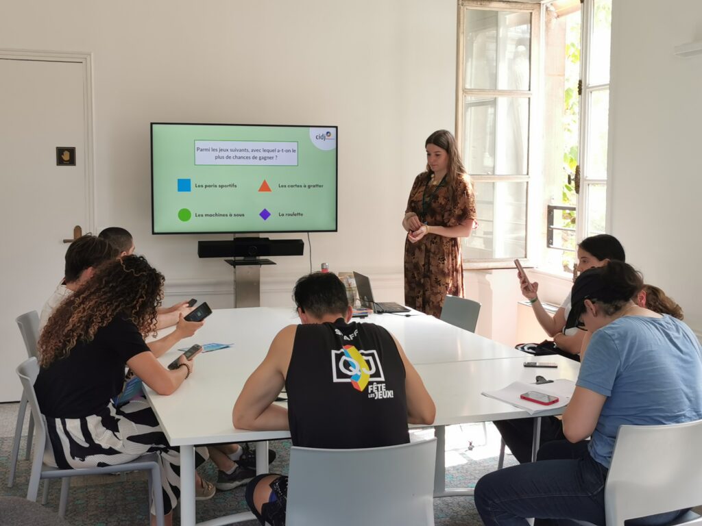 des jeunes participent à un atelier du CIDJ