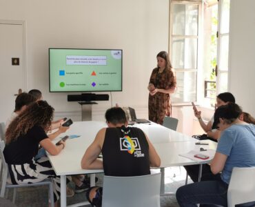 des jeunes participent à un atelier du CIDJ