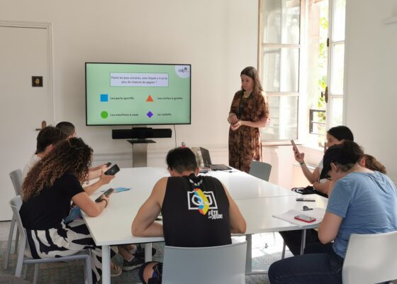 des jeunes participent à un atelier du CIDJ