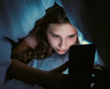 une fille insomniaque accro à son smartphone