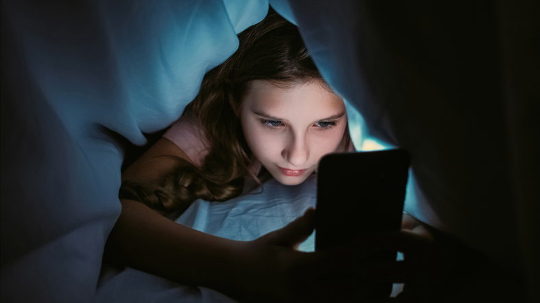 une fille insomniaque accro à son smartphone