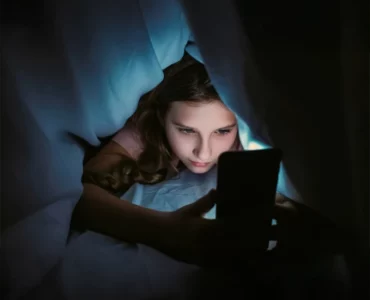 une fille insomniaque accro à son smartphone