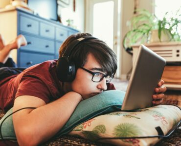 un jeune devant sa tablette