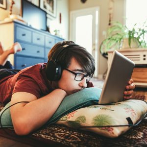 un jeune devant sa tablette