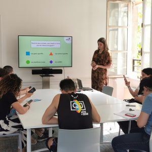 des jeunes participent à un atelier du CIDJ