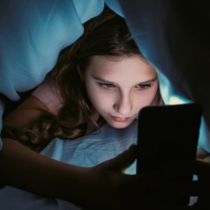 une fille insomniaque accro à son smartphone