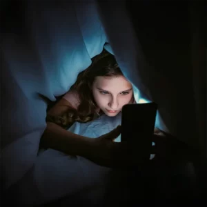 une fille insomniaque accro à son smartphone